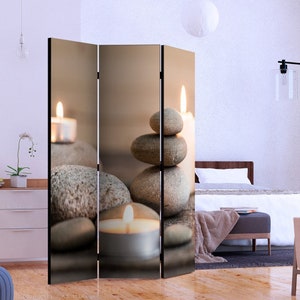K&ouml;nnte beinhalten: Ein dreiteiliger Raumteiler mit einer ruhigen Spa-Szene. Das Bild zeigt gestapelte Steine, brennende Kerzen und eine weiche, neutrale Farbpalette. Das Design vermittelt ein Gef&uuml;hl von Ruhe und Entspannung, passend f&uuml;r Schlaf- oder Wohnzimmer.