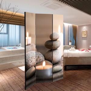 K&ouml;nnte beinhalten: Ein viergeteiltes Raumteiler-Bild mit einer Spa-Szene. Die Paneele zeigen Bilder von gestapelten Steinen, brennenden Kerzen und einer ruhigen Spa-Umgebung. Der Raum hat einen Holzboden, eine Badewanne und Massagetische.