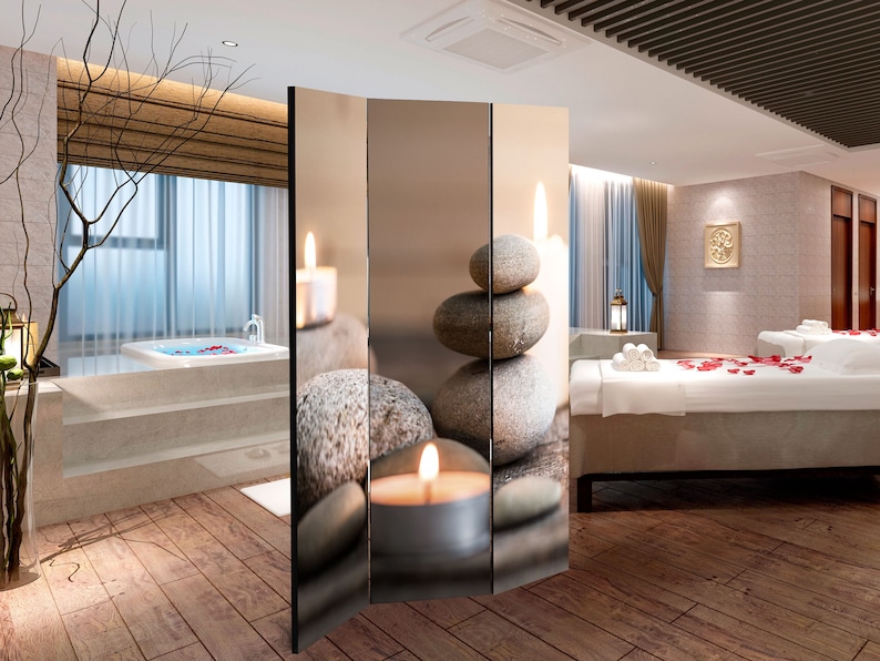 K&ouml;nnte beinhalten: Ein viergeteiltes Raumteiler-Bild mit einer Spa-Szene. Die Paneele zeigen Bilder von gestapelten Steinen, brennenden Kerzen und einer ruhigen Spa-Umgebung. Der Raum hat einen Holzboden, eine Badewanne und Massagetische.
