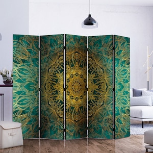 Può includere: Un divisor di ambiente a cinque pannelli con un design a mandala verde e oro. Il divisor è in legno e ha una cornice nera.