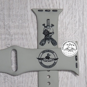 Unidad militar / Banda de silicona grabada con láser / Apple Watch compatible 38/40/41 mm, 42/44/45 mm, serie 1,2,3,4,5,6,7,8