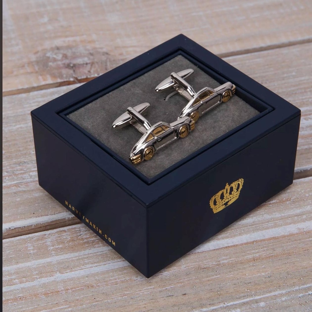 ❤人気商品❤カフスボタン セリエ ブラウンｘシルバー金具 箱付き 車モチーフのカフスボタン、シルバートーンのカフスボタン、男性への