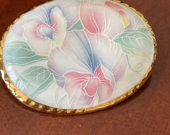 Broszka Aynsley Bone China w kształcie kwiatów: