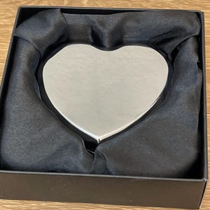 Sac à main en forme de coeur avec double miroir. Miroir compact, plaqué argent