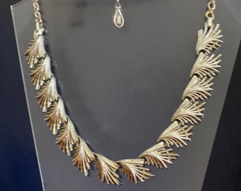 Coro Jewel Craft, Juego de collar y pulsera en tono dorado con diseño de hojas de los años 50 y 60