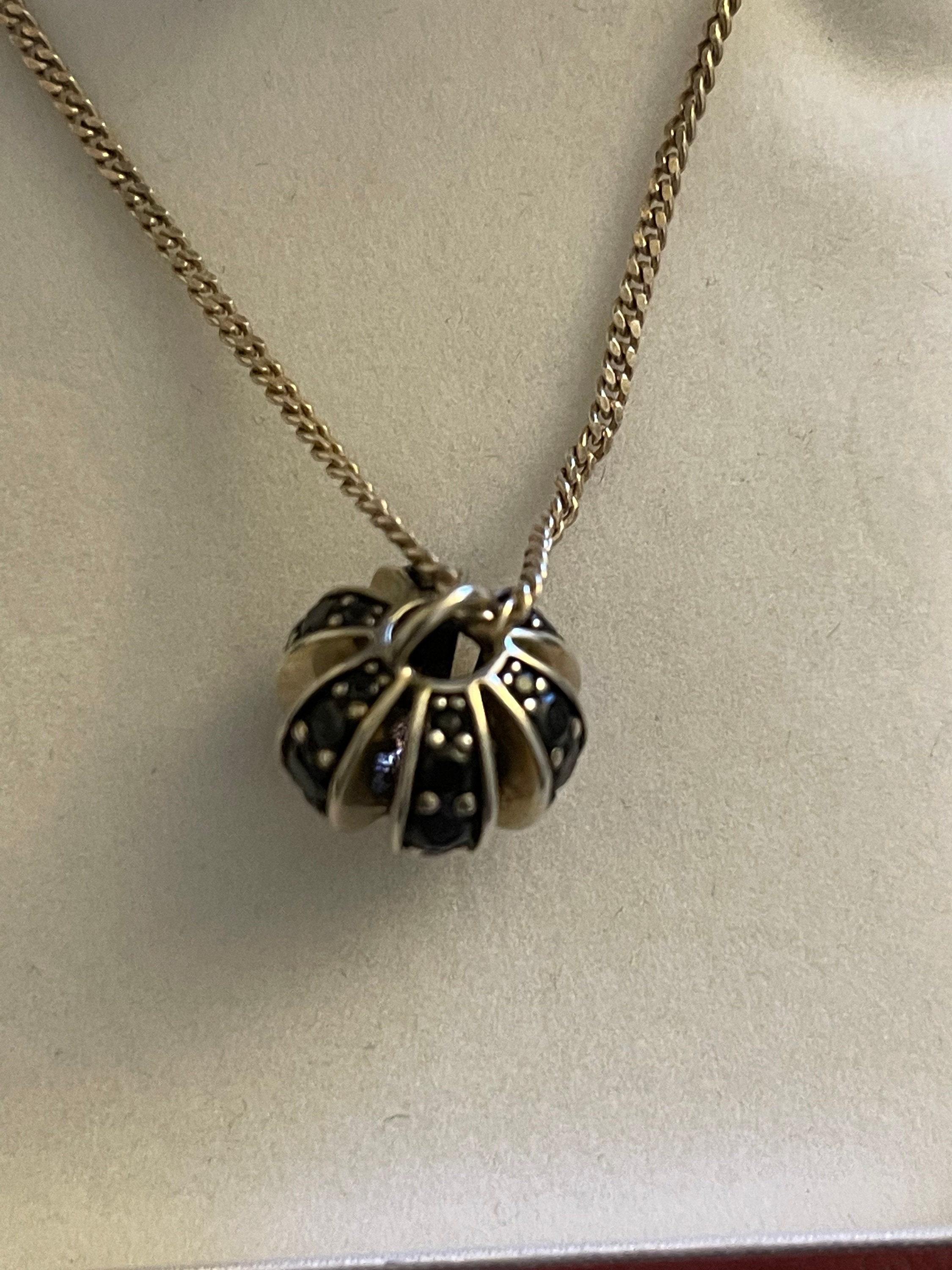 Shusukue Collana Con Ciondolo Zucca Di Halloween - Argento 925, Ali Nere E Occhi Arancioni, Catena Regolabile 45+5 Cm, Gioiello Unisex