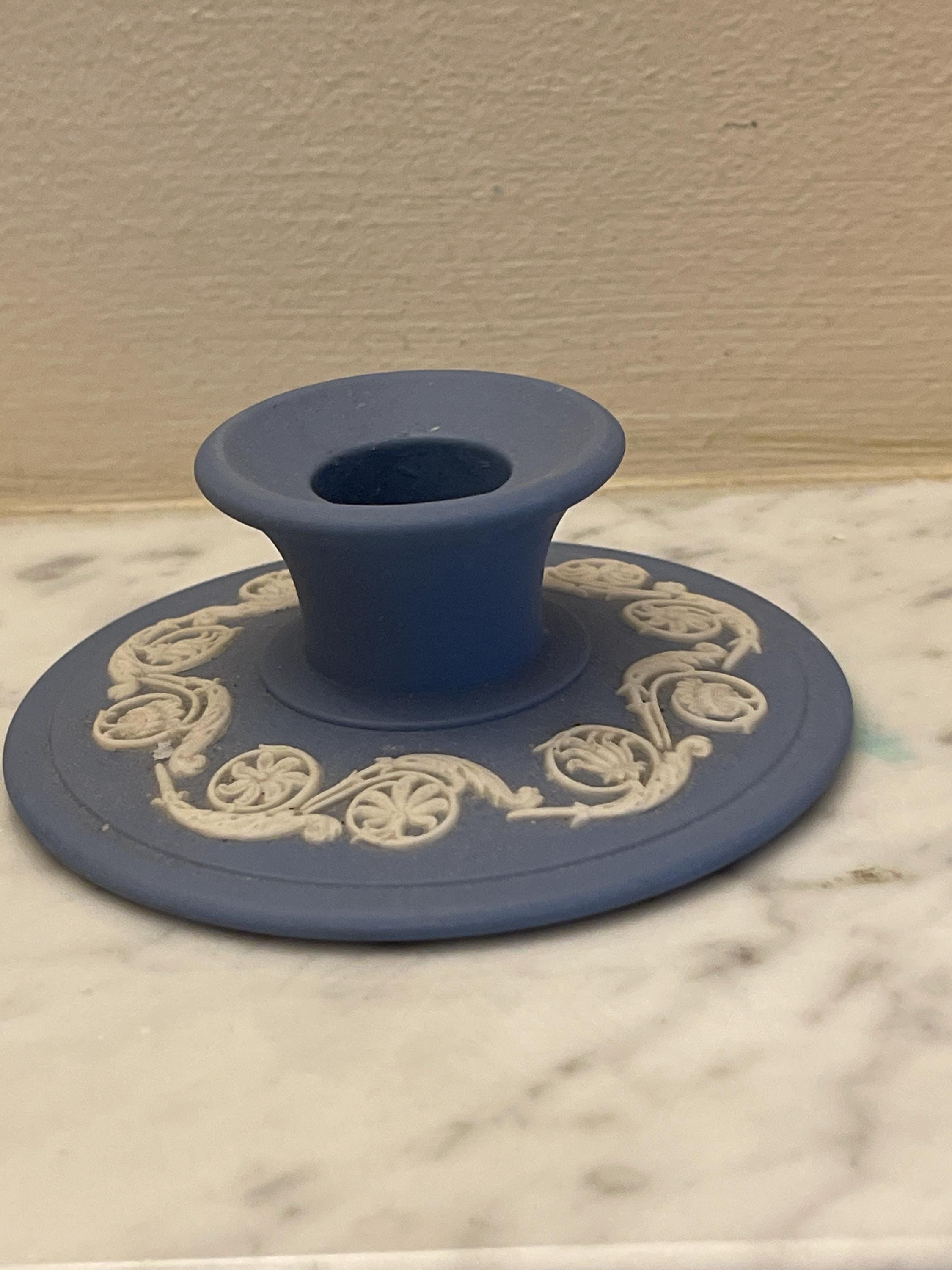 ブルーのウェッジウッドキャンドルホルダー。ヴィンテージのジャスパー