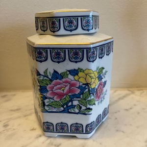 Porcelain Ginger Jar, Blue Floral Ginger Jar , vintage Chinese ginger jar