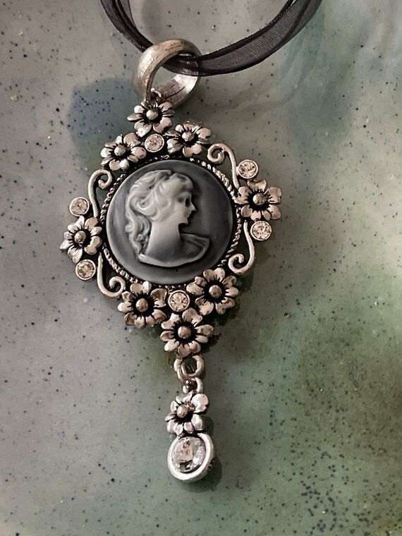 Collier Camée Argenté – Pendentif Tissu Sur Acier Inoxydable, Occasion