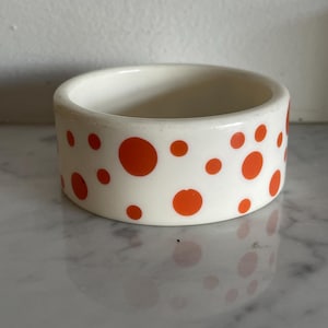 Oranje armband met stippen, retro dikke armband