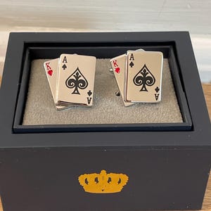 Gemelos de naipes Ace, bañados en rodio, con diseño de CaDign y caja de regalo - Gemelos Harvey Makin, regalo para el Día del Padre, regalo para él