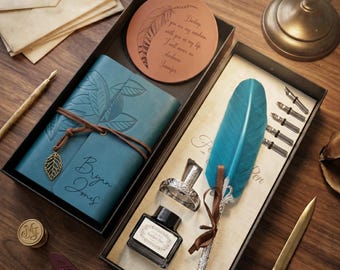 Könnte beinhalten: Ein Vintage-Schreibset in einer schwarzen Box mit einem türkisblauen Lederjournal mit Blättermuster, einem Federhalter mit einer türkisfarbenen Feder, Tinte und einem runden Untersetzer mit einem Zitat. Enthält ein Wachssiegel und einen Brieföffner.