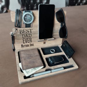 Estación de acoplamiento de madera personalizada para hombre - Regalo personalizado para el mejor papá - Organizador personalizado para el Día del Padre