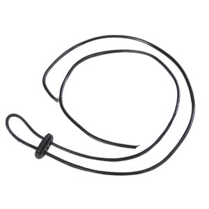 Op de afbeelding: Een zwart lederen koord met een zwarte, verstelbare plastic sluiting. Het koord is gelust en klaar om te gebruiken als ketting of lanyard.