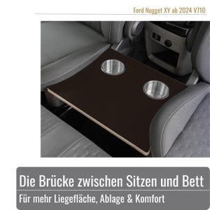 Op de afbeelding: Een set van drie keramische mokken met een gespikkelde, matte afwerking. De mokken zijn in de kleuren crème, lichtbruin en donkerbruin. Elke mok heeft een eenvoudig, minimalistisch ontwerp, perfect voor koffie of thee.