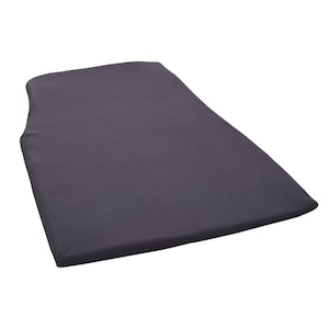 Puede incluir: Una sábana bajera ajustable de color gris oscuro, probablemente para una cama o un colchón. La sábana es de color liso y parece estar hecha de una tela suave y lisa. La sábana es rectangular con esquinas redondeadas.