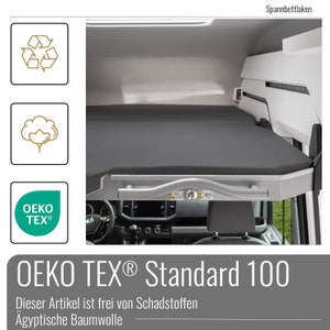 Op de afbeelding: Een grijs hoeslaken voor een bed in een bus. Het laken is gemaakt van 100% katoen en is gecertificeerd volgens Oeko-Tex Standard 100, wat betekent dat het vrij is van schadelijke stoffen. Het laken is gemaakt van Egyptisch katoen.