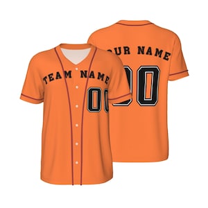 Può includere: Maglia da baseball arancione con bordini rossi e testo nero. La parte anteriore della maglia dice "TEAM NAME 00" e la parte posteriore dice "YOUR NAME 00".