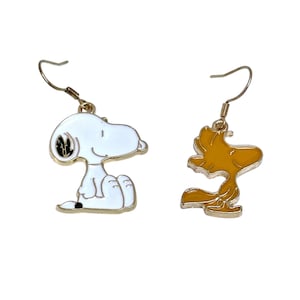Pendientes colgantes y de clip chapados en oro con el perro de dibujos animados Snoopy y Tiny Woodstock