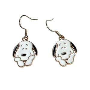 Pendientes colgantes o con clip de esmalte chapados en oro claro con forma de perro de dibujos animados Snoopy