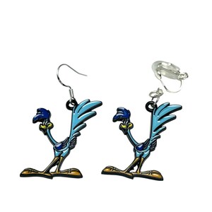 Könnte beinhalten: Ein Paar Ohrringe mit der Cartoonfigur Road Runner. Die Ohrringe sind blau, gelb und schwarz, mit einem silberfarbenen Haken und Clip-On-Verschluss. Der Road Runner wird in einer Laufpose dargestellt.