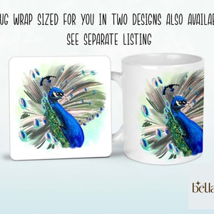 Peut inclure: Une tasse en c&eacute;ramique blanche avec un motif de paon. Le paon a des plumes bleues et vertes sur un fond vert clair. La tasse est imprim&eacute;e avec le texte "bellatiki".