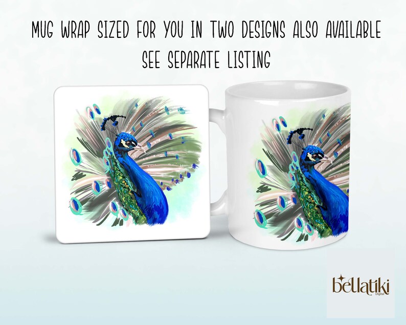 Peut inclure: Une tasse en c&eacute;ramique blanche avec un motif de paon. Le paon a des plumes bleues et vertes sur un fond vert clair. La tasse est imprim&eacute;e avec le texte "bellatiki".