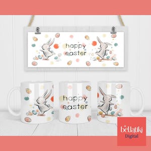 Puede incluir: Tazas de cerámica blanca con temática de Pascua. Cada taza presenta un conejito de dibujos animados, huevos coloridos y las palabras "happy easter". El diseño se repite en una impresión enmarcada. Las tazas están decoradas con colores pastel y lunares.