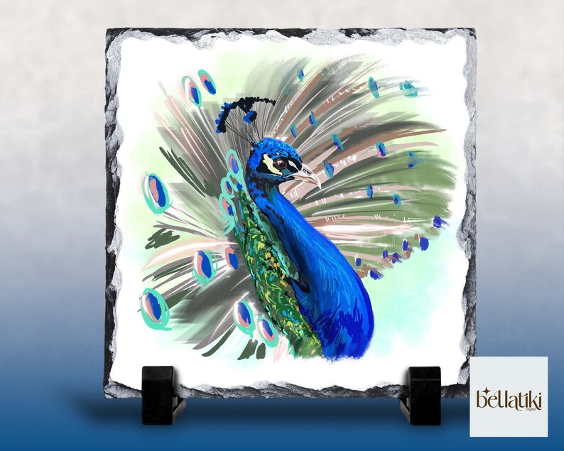 Peut inclure: Une peinture abstraite color&eacute;e d'un paon avec des plumes bleues, vertes et turquoise. Le paon fait face au c&ocirc;t&eacute; droit de l'image. L'arri&egrave;re-plan est vert clair et blanc.