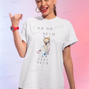 Könnte beinhalten: Weißes T-Shirt mit dem Text "I AM NO NEKO, I AM DEEP NEKO" und einer Aquarellillustration einer Katze mit Laborkittel. Das T-Shirt wird von einer Person getragen.