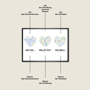 Puede incluir: Una impresi&oacute;n enmarcada en blanco con tres mapas en forma de coraz&oacute;n. Los mapas est&aacute;n etiquetados como "Hey Du...", "Willst Du?" e "Ich Will!" con fechas debajo de cada mapa. El texto "Ort des Kennenlernens", "Datum der Verlobung", "Ort der Hochzeit" y "Datum des Kennenlernens" est&aacute; escrito debajo de los mapas.