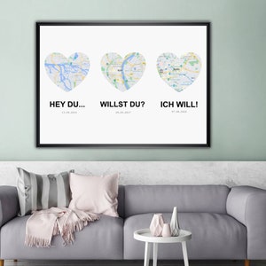 Puede incluir: Una impresi&oacute;n enmarcada con tres mapas en forma de coraz&oacute;n, cada uno con una fecha y un texto diferentes. El texto dice "Hey Du... 15.09.2015", "Willst Du? 28.08.2017", y "Ich Will! 07.08.2021".