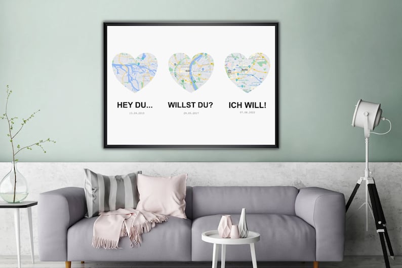 Puede incluir: Una impresi&oacute;n enmarcada con tres mapas en forma de coraz&oacute;n, cada uno con una fecha y un texto diferentes. El texto dice "Hey Du... 15.09.2015", "Willst Du? 28.08.2017", y "Ich Will! 07.08.2021".