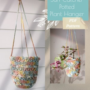 Puede incluir: Un macetero colgante de crochet con un patrón de colores arcoíris. El macetero está hecho con un hilo grueso y tiene un diseño de atrapasol. El texto "Sun-Catcher Potted Plant Hanger PDF Pattern" es visible en la imagen.