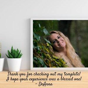 Może przedstawiać: Zdjęcie w ramie przedstawiające uśmiechniętą kobietę z blond włosami, ubraną w czarną koszulę, opierającą się o zielony, liściasty krzew.