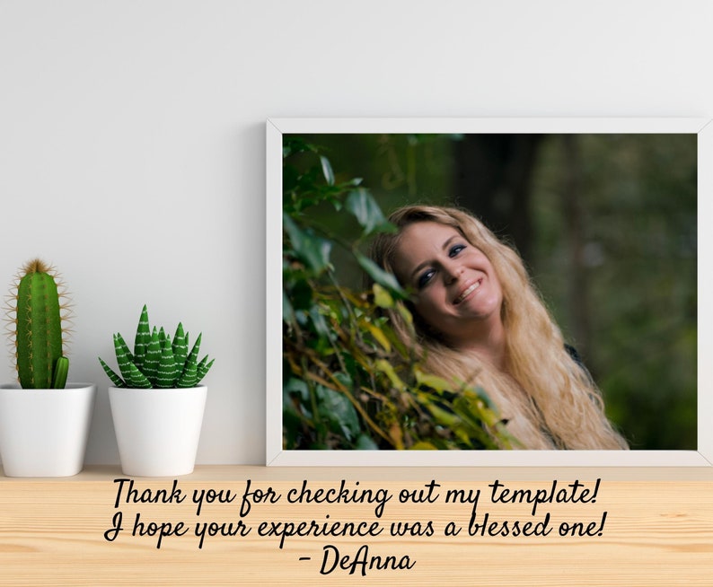 Może przedstawiać: Zdjęcie w ramie przedstawiające uśmiechniętą kobietę z blond włosami, ubraną w czarną koszulę, opierającą się o zielony, liściasty krzew.