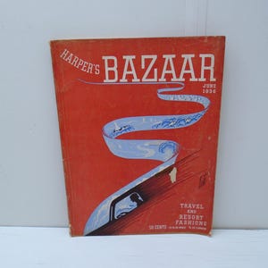 Könnte beinhalten: Titelseite des Harper's Bazaar Magazins vom Juni 1936. Das Cover ist in leuchtendem Rot gehalten und zeigt weißen Text und eine blau-weiße Illustration. Das Magazin behandelt Themen wie Reisen und Resort-Mode.