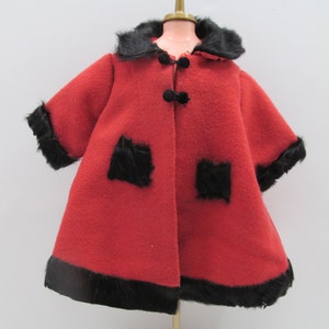 Abrigo de muñeca vintage de lana roja con ribete de piel negra, década de 1950