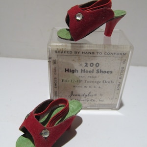 Chaussures de poupée à talons hauts rouges MIB des années 1950, poupée de 17-18 pouces