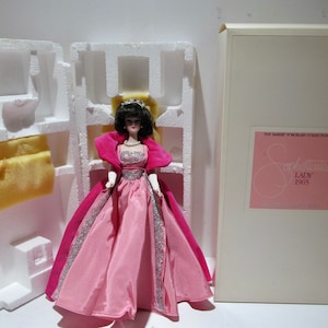 MIB Mattel 1990 Porcelana Sofisticada Dama 1965 Repro