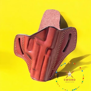 Peut inclure: Un étui en cuir marron-rouge fait à la main, avec des coutures apparentes et une surface texturée. L'étui a une forme incurvée avec un dessus ouvert, sur fond jaune vif. Le texte "SWORD HAND MADE HOLSTERS" est visible.