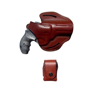 K&ouml;nnte beinhalten: Ein braunes Lederholster f&uuml;r einen Revolver mit einer separaten braunen Ledermagazin-Tasche.