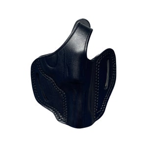 K&ouml;nnte beinhalten: Ein schwarzes Lederholster mit N&auml;hten. Das Holster hat eine Klappe, die die Oberseite der Waffe bedeckt.