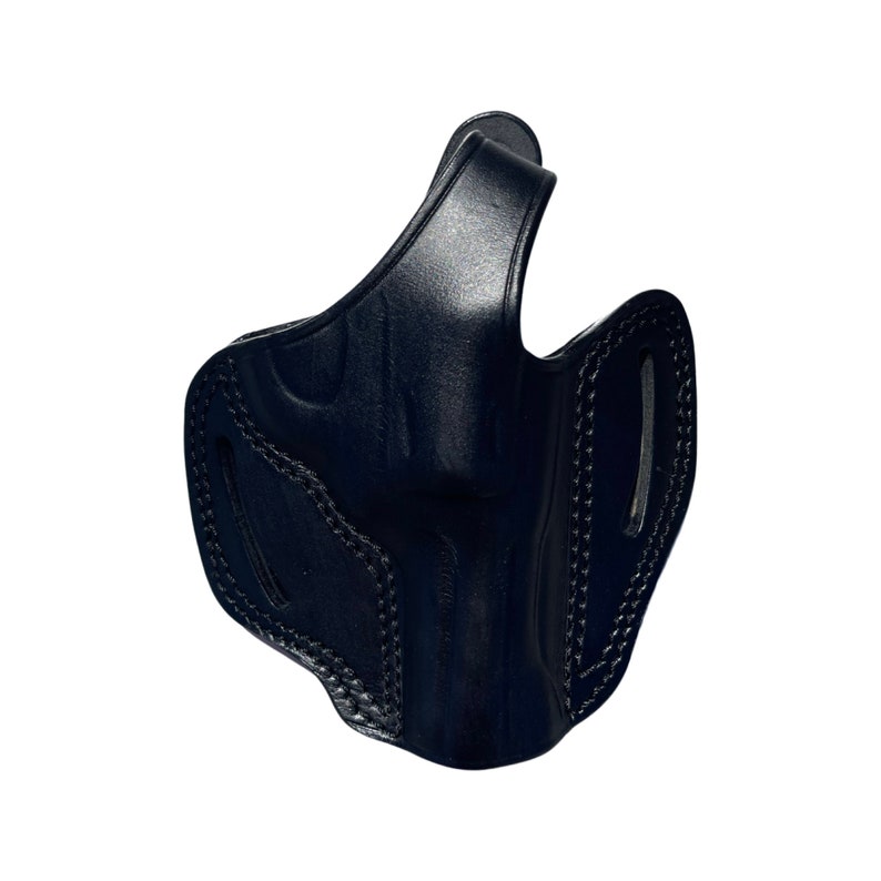 K&ouml;nnte beinhalten: Ein schwarzes Lederholster mit N&auml;hten. Das Holster hat eine Klappe, die die Oberseite der Waffe bedeckt.