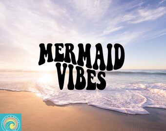 Pode incluir: Uma cena de praia com um pôr do sol ao fundo. O texto "Mermaid Vibes" está escrito em preto com uma fonte retrô.