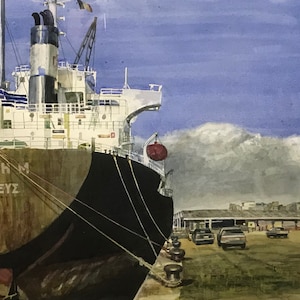 Puede incluir: Una pintura de acuarela de un gran barco de carga atracado en un puerto. El barco está pintado en tonos de blanco, negro y marrón. El nombre del barco, "MAIRHM PEIRAIYEYS", está pintado en el costado del casco. El barco está atracado en un muelle con varios otros barcos en el fondo. El cielo es de un azul claro con nubes blancas.