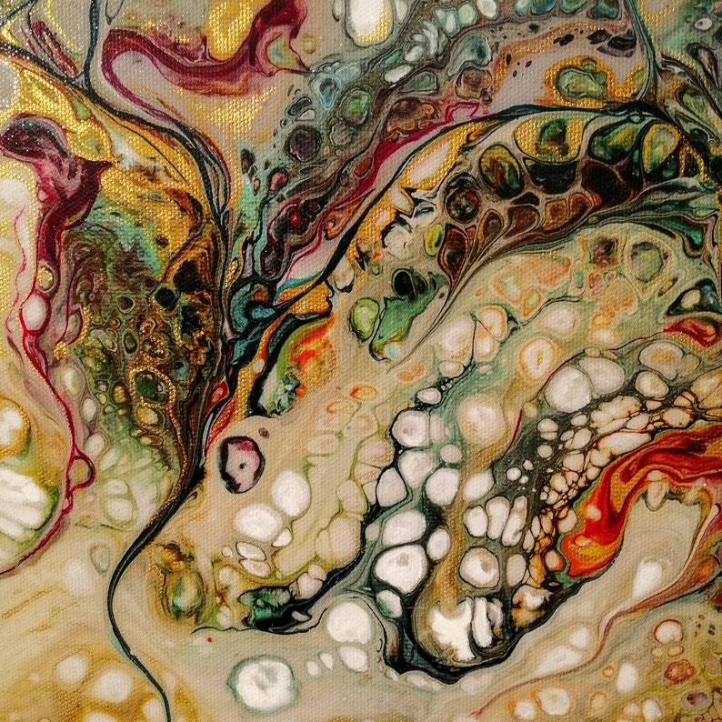 Puede incluir: Pintura abstracta con patrones en espiral en tonos dorados, verdes, negros, blancos y rojos. La pintura tiene un aspecto texturizado y burbujeante.