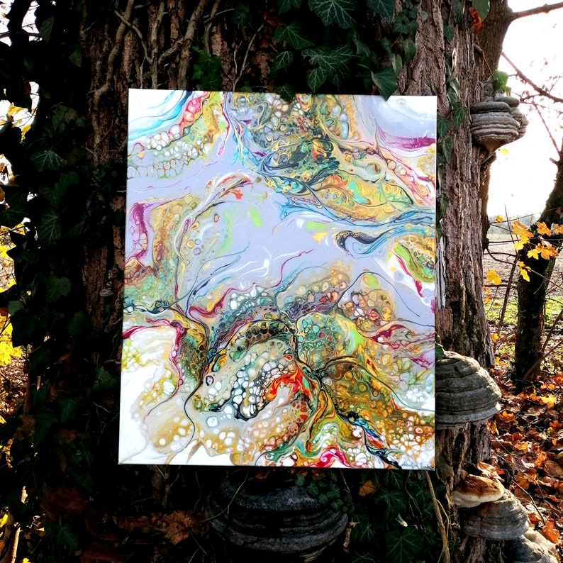 Puede incluir: Pintura abstracta con colores giratorios de azul, verde, amarillo, rojo y blanco. La pintura tiene un aspecto texturizado y org&aacute;nico.