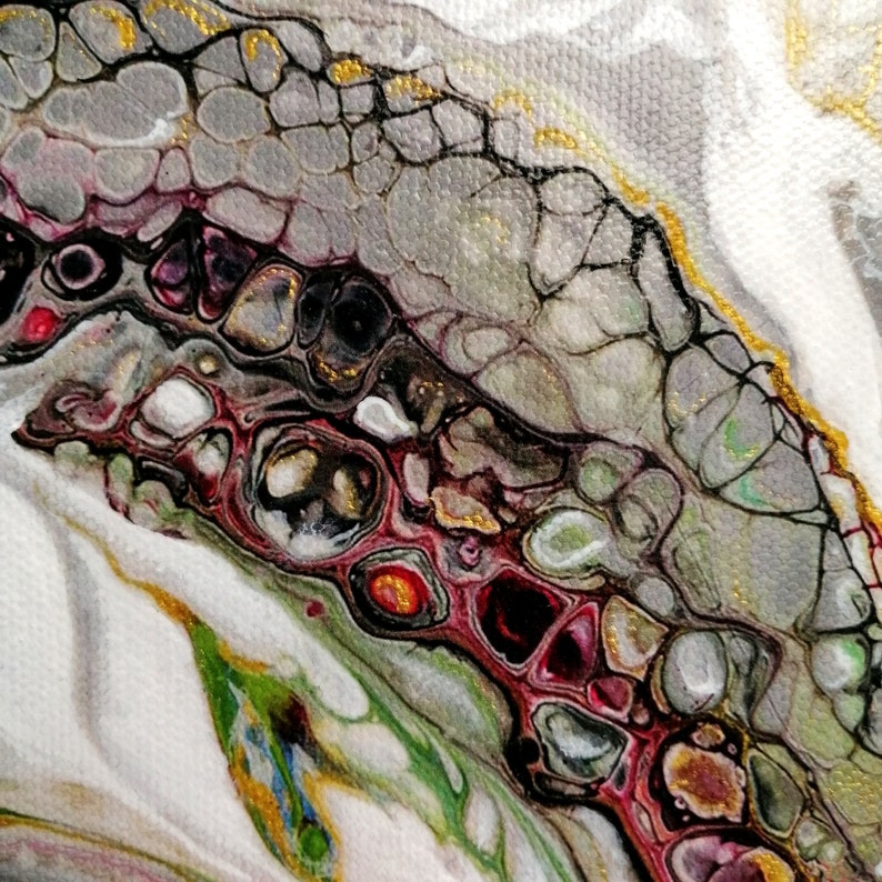 K&ouml;nnte beinhalten: Abstrakte Malerei mit einem wirbelnden Muster aus grauer, schwarzer, wei&szlig;er, gr&uuml;ner, roter und goldener Farbe. Die Farbe erzeugt eine Reihe von Kreisen und Linien.