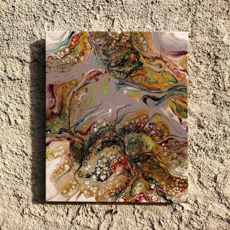Puede incluir: Pintura abstracta con patrones en espiral en tonos de marr&oacute;n, dorado, verde, blanco y morado. La pintura tiene una apariencia texturizada, casi burbujeante.